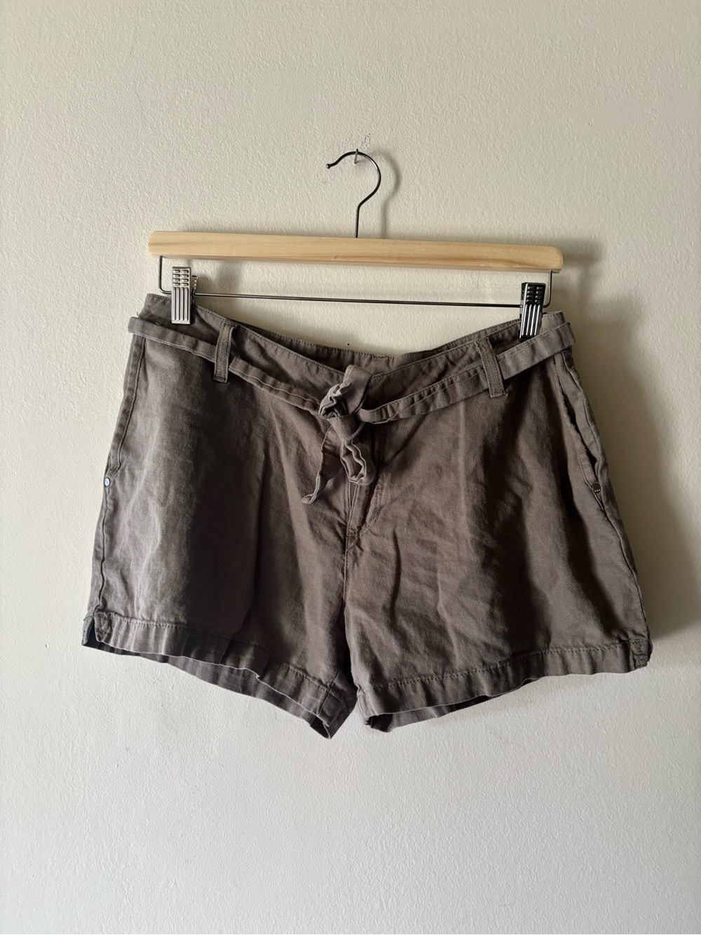 Low-Rise Tie-Belt Women’s Shorts in Olive